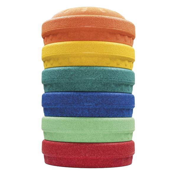 Stapel aus bunten Schaumstoffscheiben in verschiedenen Farben vor weißem Hintergrund.