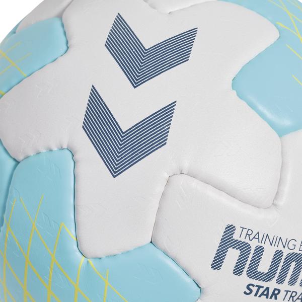 Nahaufnahme eines weiß-blauen Hummel Handballs mit gelbem Streifenmuster, ideal für Handballspiele und Training.