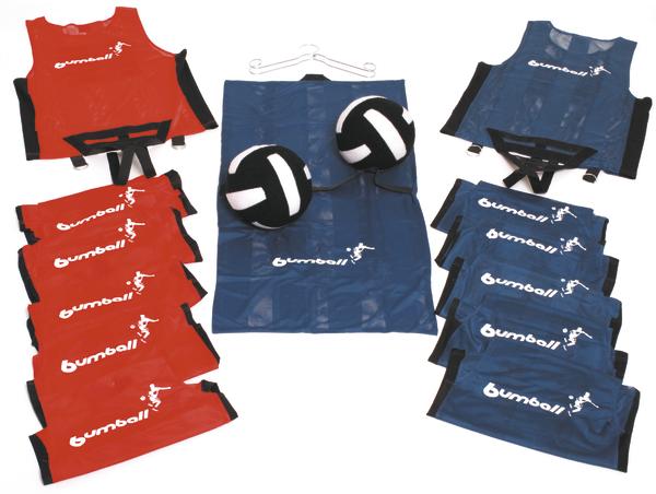 Rote und blaue Bumball Trainingswesten mit zwei Volleyballen auf blauem Tragebeutel.