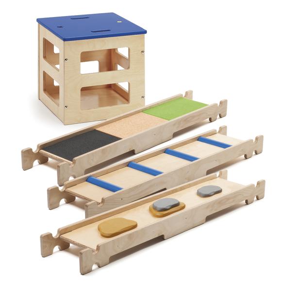 Holzsensorik-Würfel mit drei verschiedenen taktilen Rampen für motorische und sensorische Übungen.