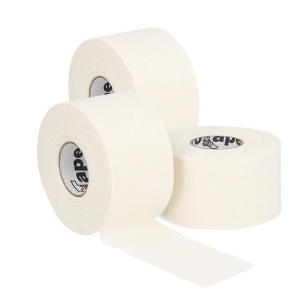 Weißes Sporttape in drei Rollen, eine Rolle teilweise abgewickelt, auf weißem Hintergrund.