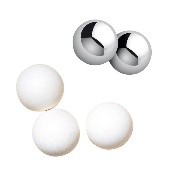 Verschiedene Kugeln in Weiß und Metall auf weißem Hintergrund.