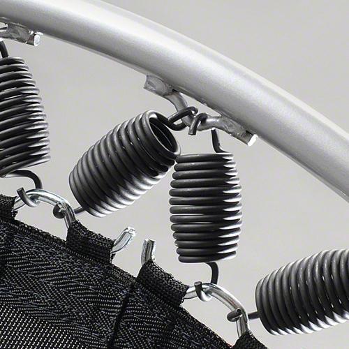 Nahaufnahme von schwarzen Federn an einem Trampolinrahmen mit elastischem Sprungtuch.