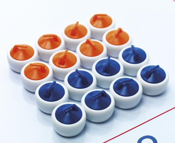 Spielsteine in Rot und Blau für ein Curling- oder Shuffleboard-Spiel.