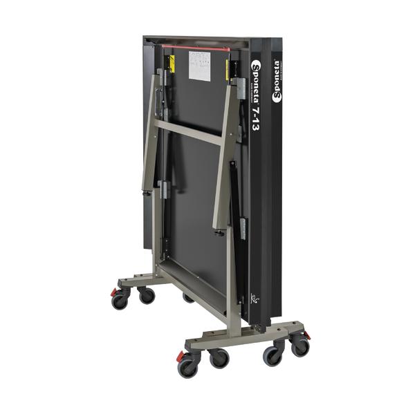 Zusammengeklappter Sponeta Tischtennistisch auf Rollen für einfachen Transport und Lagerung.