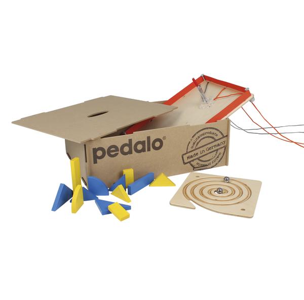 Pedalo Spieleset mit Balancierbrett, Kugel-Labyrinth und bunten Holzklötzen in Kartonverpackung.