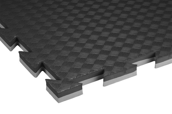 Schwarze, rutschfeste Schaumstoff-Puzzlematte mit strukturierter Oberfläche für Bodenbelag.