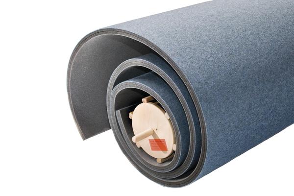 Aufgerollte graue Yogamatte mit Holzverschluss auf weißem Hintergrund