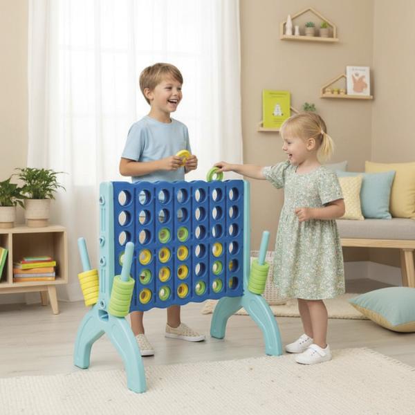 Zwei Kinder spielen Vier gewinnt an einem großen Steckspiel in einem Raum.