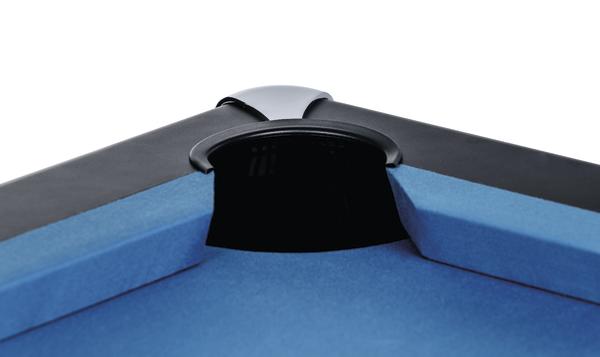 Blaues Billardtisch-Eckfach mit schwarzer Tasche und grauem Rand, Nahaufnahme.