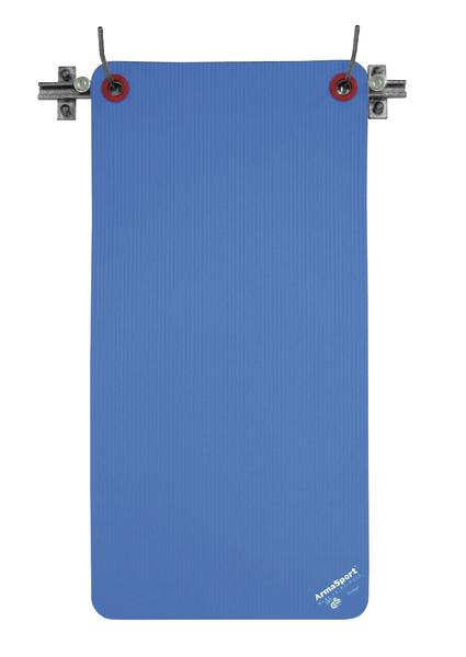 Blaue Gymnastik- oder Yogamatte mit Befestigungshaken und ArmSport-Logo, isoliert.