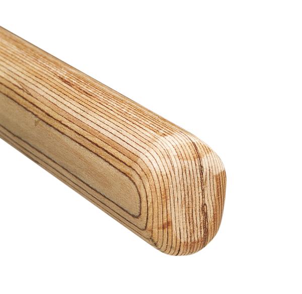 Holzgriff eines Werkzeugs mit glatter Oberfläche und sichtbarer Maserung, Nahaufnahme.