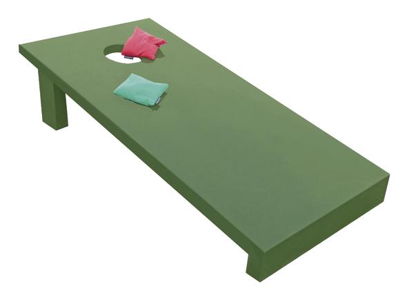 Grünes Cornhole-Spielbrett mit roten und blauen Wurfsäcken auf weißem Hintergrund.