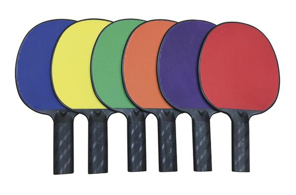 Mehrfarbige Tischtennisschläger in Blau, Gelb, Grün, Orange, Lila und Rot, nebeneinander angeordnet.