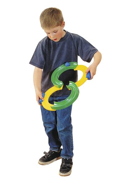 Junge spielt mit buntem, ineinandergreifendem Kunststoffspielzeug auf weißem Hintergrund.