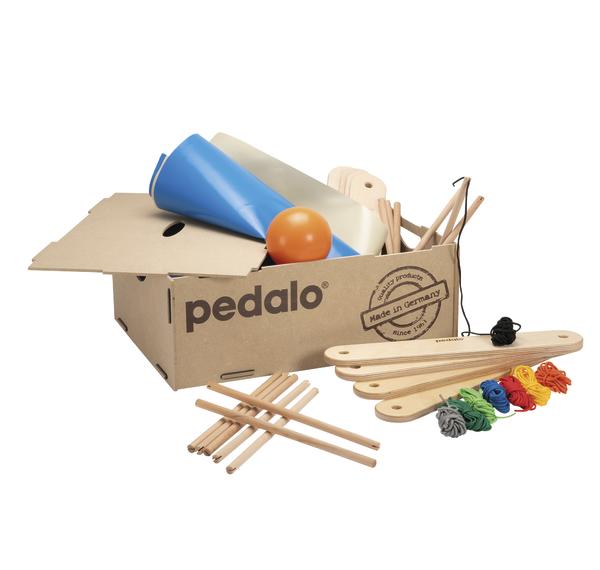Pedalo Spiel- und Trainingsset mit Holzstäben, Seilen, Ball und Kegel in Kartonbox.