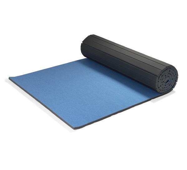 Blau-schwarze Fitnessmatte aus Schaumstoff, teilweise aufgerollt auf weißem Hintergrund.