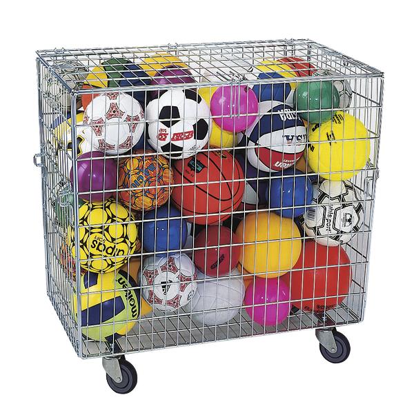 Drahtkorb auf Rollen gefüllt mit bunten Sportbällen wie Fußball, Basketball und Volleyball.