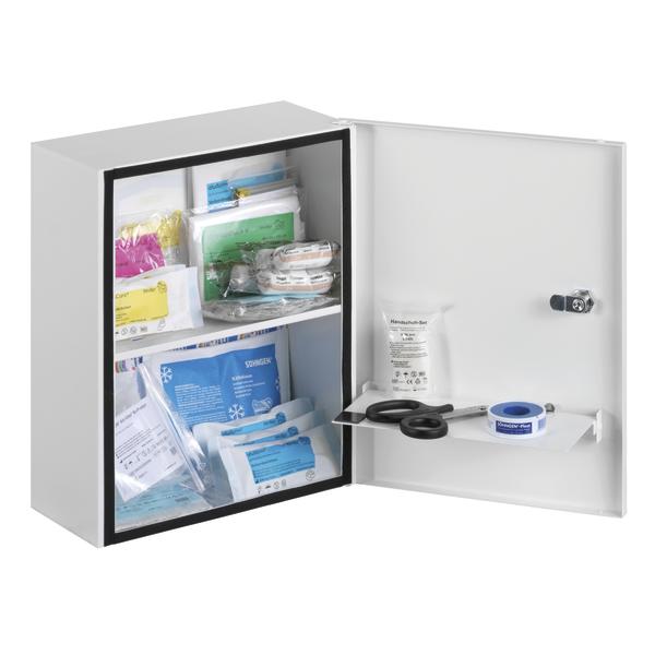 Erste-Hilfe-Schrank mit Verbandsmaterial, Schere und Pflasterrolle, weißes Metallgehäuse.