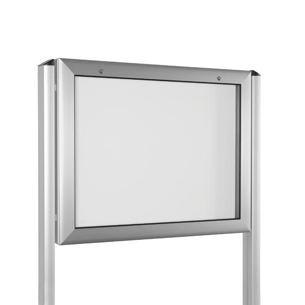 Edelstahl Infotafel mit Glasrahmen auf Ständern, freistehend, weißer Hintergrund.