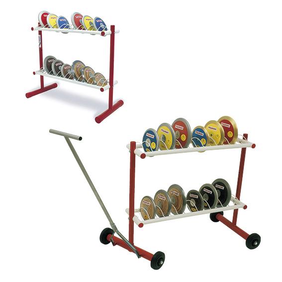 Mobiler roter Gewichtsscheibenhalter mit Griff und Rädern mit Gewichtsscheiben in verschiedenen Farben auf zweistöckigem rotem Halter.