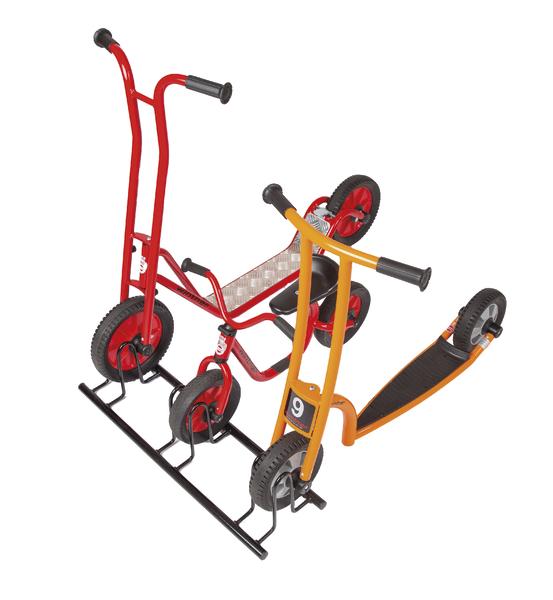 Roter Dreiradroller und oranger Kinderroller nebeneinander auf weißem Hintergrund.