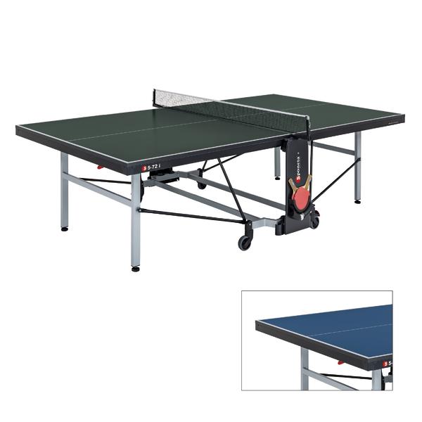 Tischtennisplatte mit Netz, klappbar und fahrbar, grüne Spielfläche, stabile Metallbeine.