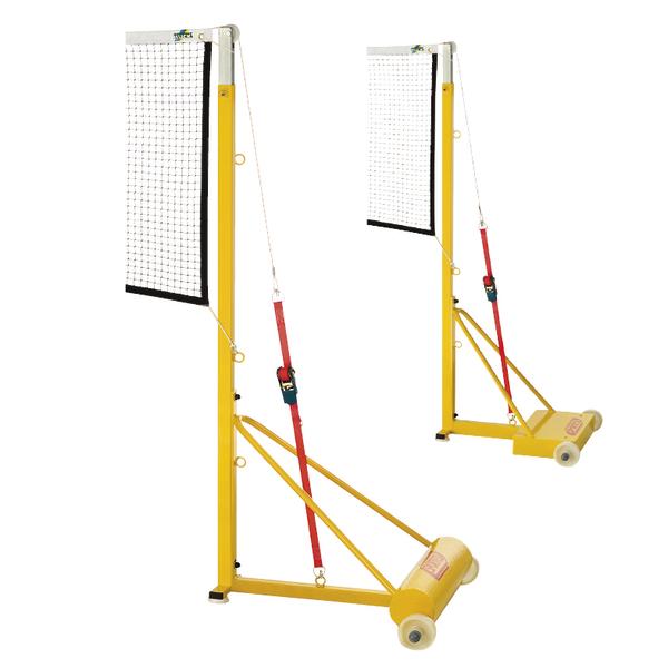 Mobiles Volleyballnetz mit gelbem Metallrahmen und Spannvorrichtung auf weißem Hintergrund.