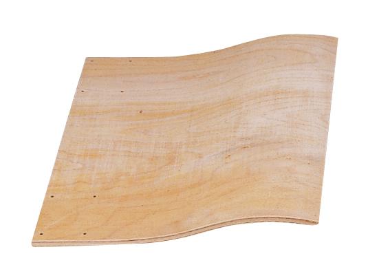 Sperrholzplatte mit gebogener Form, helles Holz, isoliert auf weißem Hintergrund.