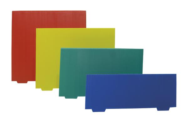 Bunte Kunststoff-Trennwände in Rot, Gelb, Grün und Blau, gestaffelt angeordnet.