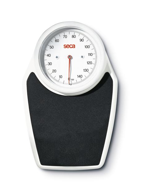 Analoge Personenwaage mit schwarzer Trittfläche und weißem Zifferblatt von Seca.