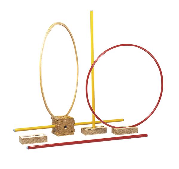 Bunte Holzringe und Stäbe auf Holzblöcken für Geschicklichkeitsspiele.