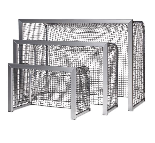 Drei verschiedene Fußballtore aus Metall mit schwarzen Netzen in verschiedenen Größen.