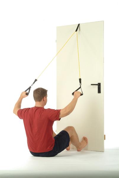 Mann trainiert mit Widerstandsbändern an einer Tür für Oberkörper- und Rückenmuskulatur.