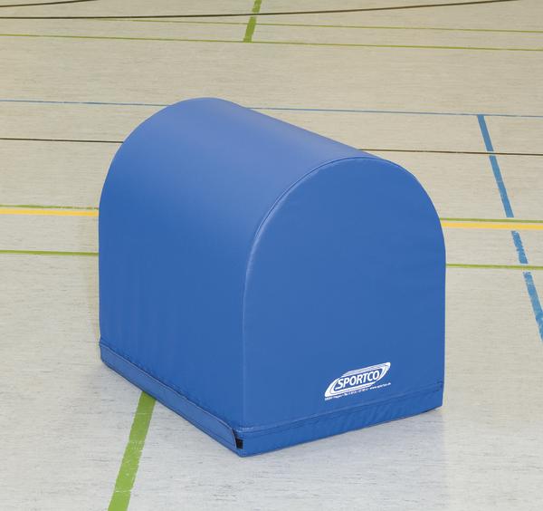 Blauer Turnmatten-Block mit abgerundeter Oberseite auf Hallenboden mit Linien.