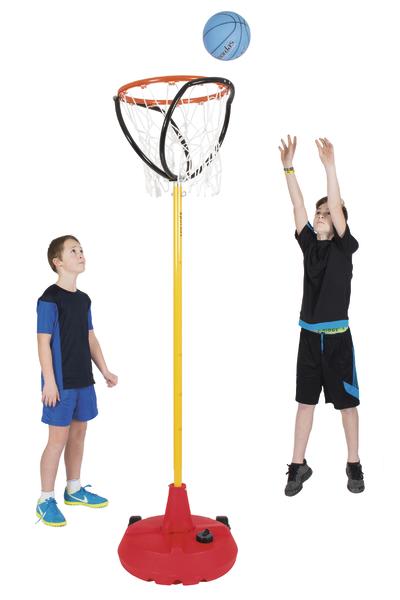 Zwei Jungen spielen Basketball, einer wirft den Ball in den Korb, weißer Hintergrund.