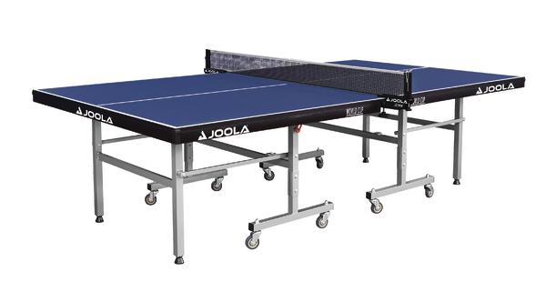 Pingpong-Tisch mit blauem Spielfeld und Netz, fahrbar auf Rollen, Marke JOOLA.