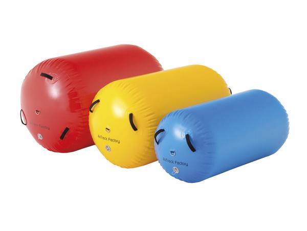 Drei aufblasbare Trainingssäcke in Rot, Gelb und Blau mit Griffen für Fitnessübungen.