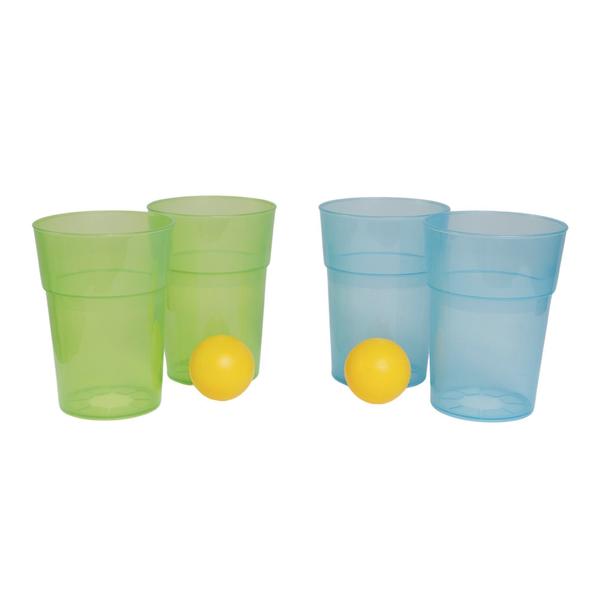 Vier Kunststoffbecher in Grün und Türkis mit zwei gelben Bällen.