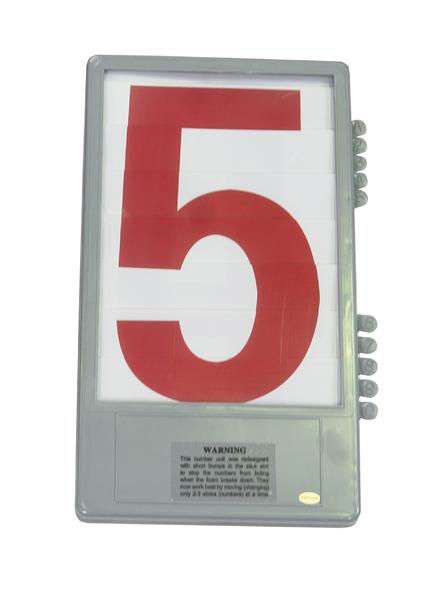 Großes rotes Zahlenschild mit der Zahl 5 auf weißem Hintergrund in grauem Rahmen.