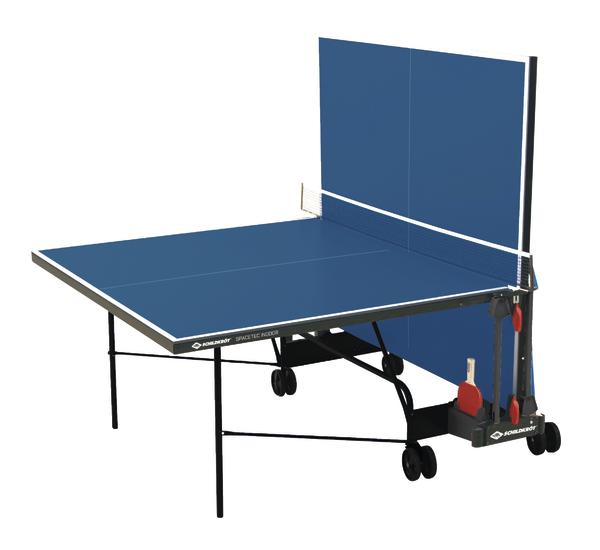 Tischtennisplatte mit blauem Spielfeld, Netz und Schlägern, halb zusammengeklappt, Indoor-Modell.