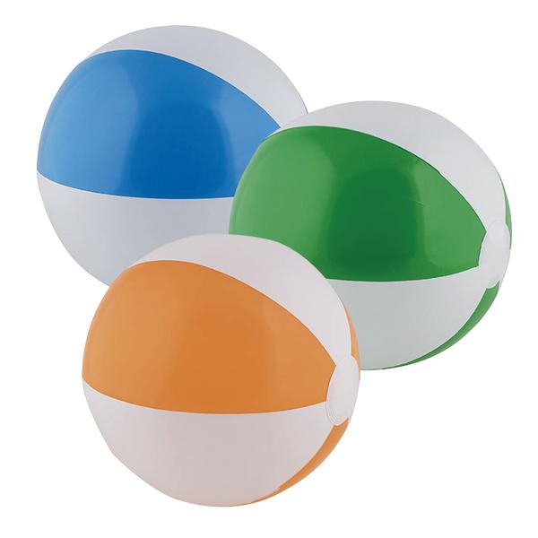 Drei bunte aufblasbare Strandbälle in Blau, Grün und Orange auf weißem Hintergrund.