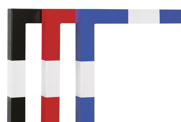 Drei farbige Schutzpfosten in Schwarz-Weiß, Rot-Weiß und Blau-Weiß für Sicherheit im Außenbereich.