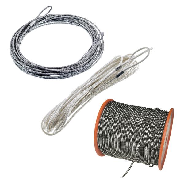 Stahlseilrolle mit schwarzem und weißem Seil für industrielle Anwendungen. Weißes geflochtenes Seil mit Schlaufenenden für Hebe- und Sicherungszwecke