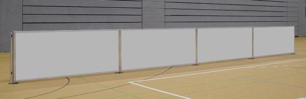 Leere weiße Werbetafeln in einer Sporthalle aufgestellt, Sichtschutz und Werbefläche.