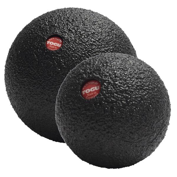 Zwei Massagebälle aus festem, strukturiertem Material in unterschiedlichen Größen, geeignet zur punktuellen Muskelmassage und Faszienbehandlung.