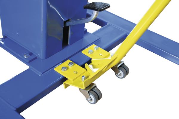 Hydraulischer Hebel und Rollen an einem blauen Industriehubwagen mit gelbem Griff.