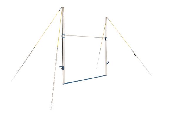 Turngerät für den Schwebebalken mit Holzrahmen und Metallstreben auf weißem Hintergrund.