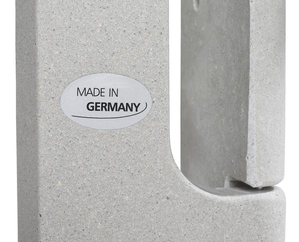 Grauer Beton von Tischtennistisch mit Aufkleber "Made in Germany" auf glatter Oberfläche.