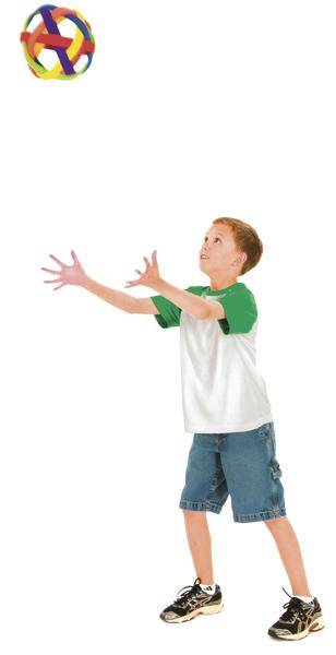 Junge fängt bunten Spielball, trägt weiß-grünes T-Shirt und blaue Shorts, weißer Hintergrund.